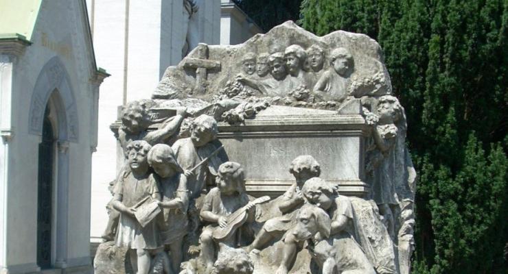 1. Monumento Merini
