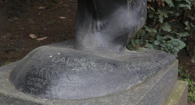 4. Monumento Gaby Angelini - particolare