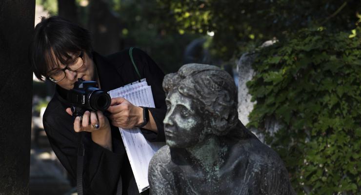 Una catalogatrice nel corso di un sopralluogo fotografico nel Cimitero Monumentale